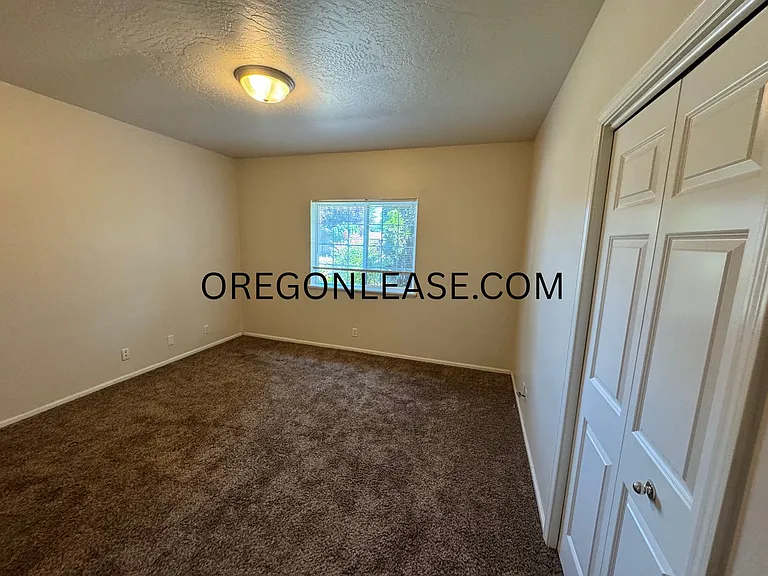3 bedroom North Eugene duplex home with full sized garage — Photo 11