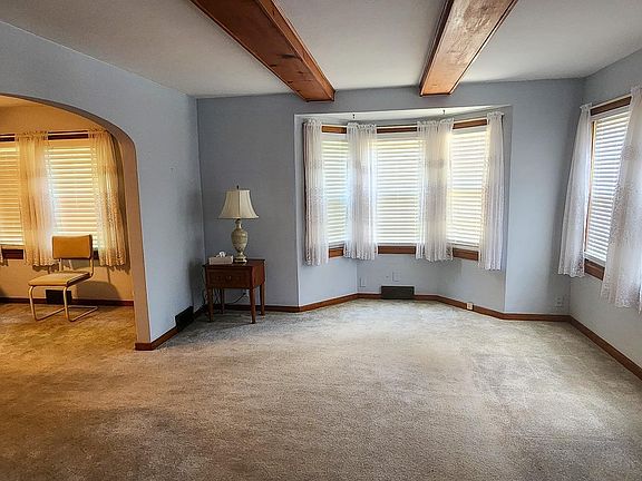 3rd image of 1405 E Walnut St