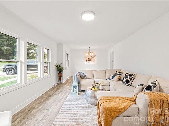 4th image of 1614 Kenmore Dr