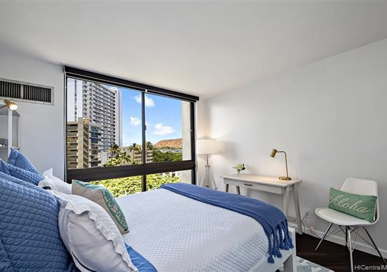 1 bedroom, den with murphy bed, 1 cov parking, tropical grounds with pool, tennis courts +++++++ — Photo 4