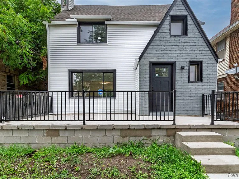 2744 Lawrence St — Photo 4