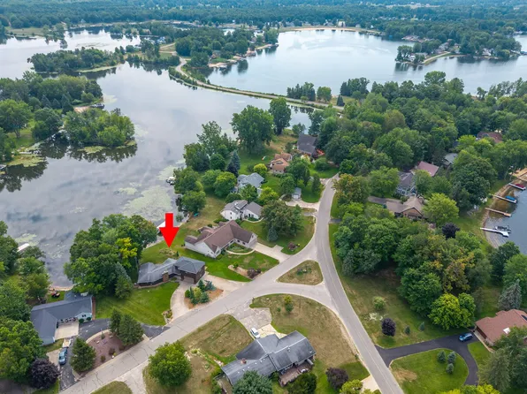 8274 Peninsula Dr, Stanwood, MI 49346