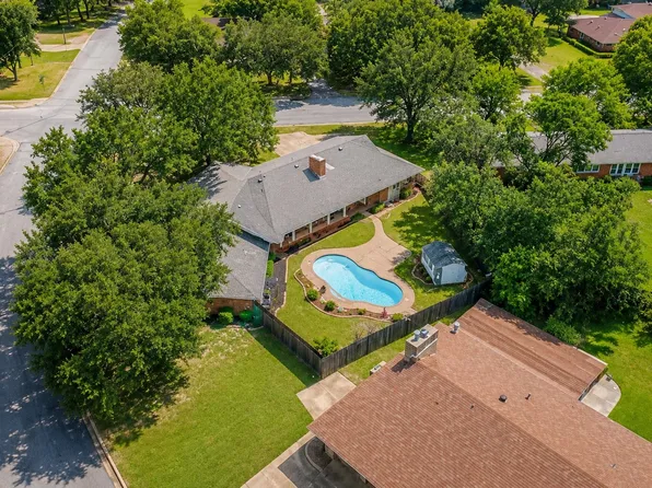 4601 Holiday Ln E, Fort Worth, TX 76180