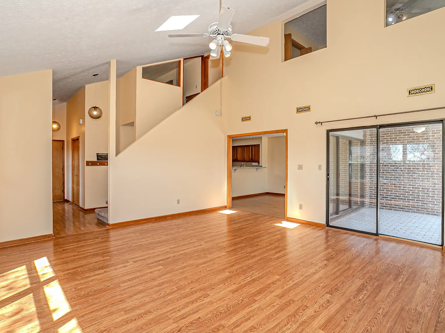 3 bed, 2.5 bath, 1672 sqft, $2,395 — Photo 2