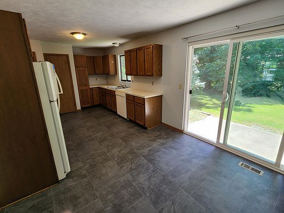 4th image of 570 W 23rd St