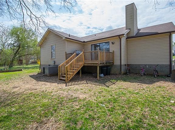 5th image of 404 Amquiwood Ct