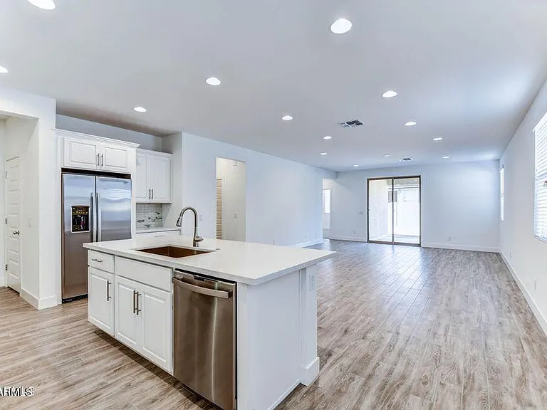 5112 S 117th Ave — Photo 5