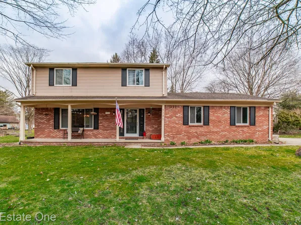 5385 Milane Cir, Clarkston, MI 48346