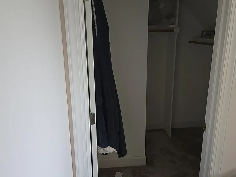 BR 2 : Walkin closet