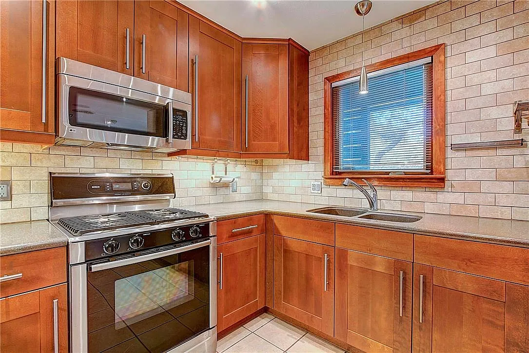 3 bed, 2.0 bath, 1293 sqft, $2,700 — Photo 4