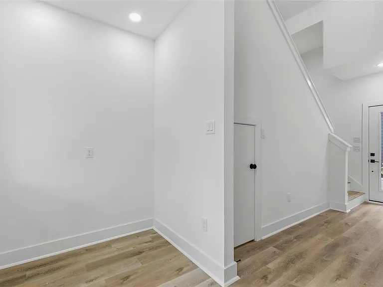 812 Elkhart St #B — Photo 5