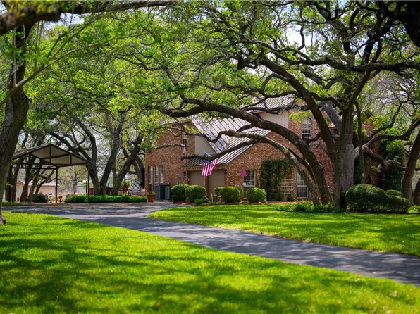 230 Shamrock Dr, Floresville, TX 78114