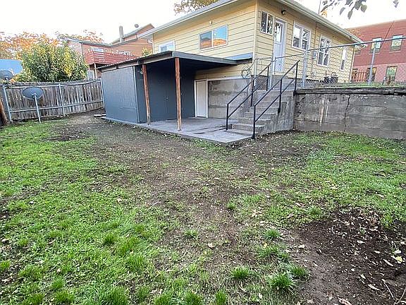 Covered patio, fenced yard