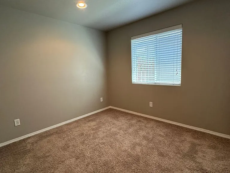 975 N Pacific Hwy #99 — Photo 8