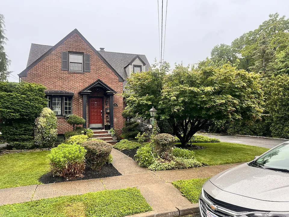 83 Rollins Ave #2