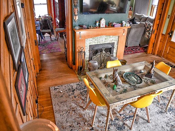 4th image of 402 E Kansas Ave