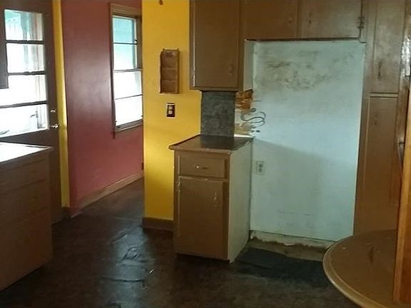 4th image of 277 S Main St