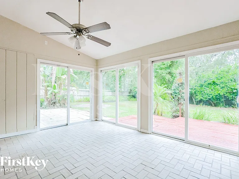 520 Whispering Oak Ln — Photo 8