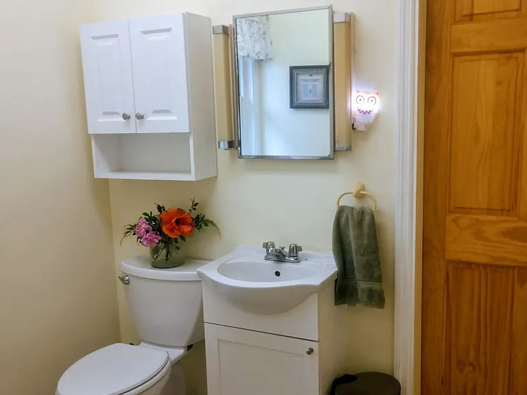 Bathroom = directly accessible from both bedrooms