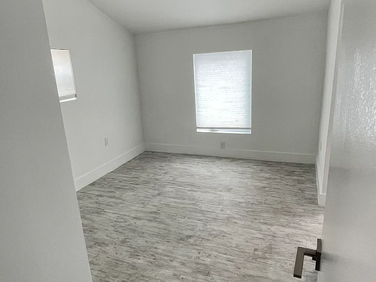 35 SW 6th St #1 — Photo 12