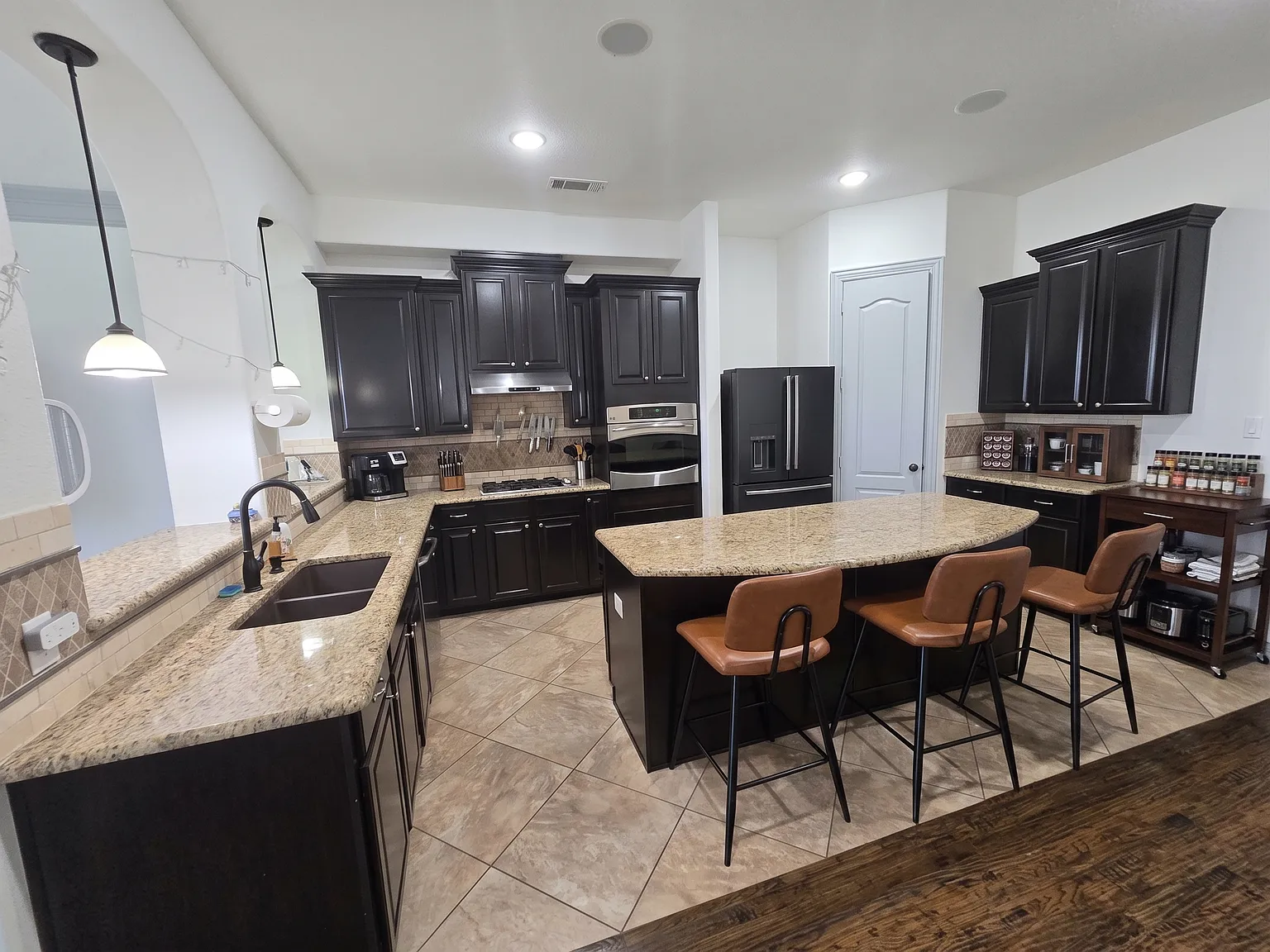 3 bed, 3004 sqft, $3,200 — Photo 4