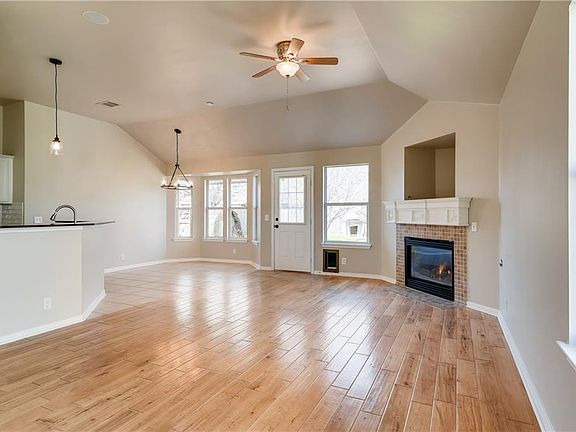 4th image of 815 Lantana Ln