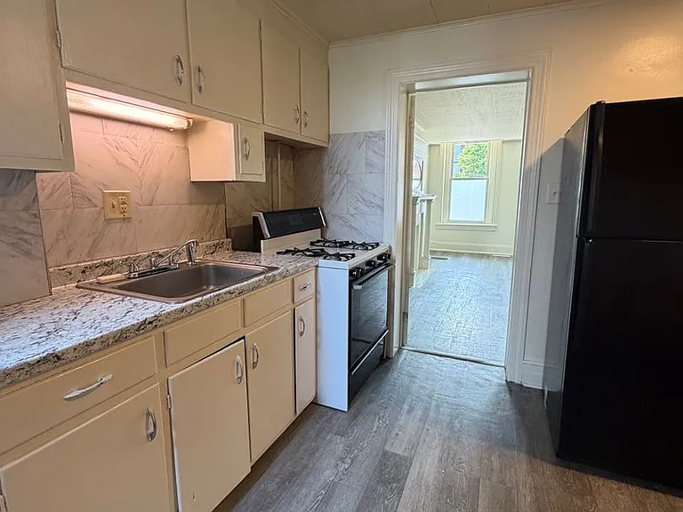 717 W Market St — Photo 15