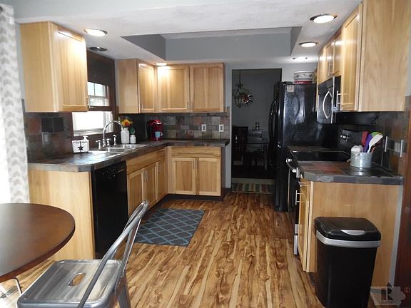 4th image of 2701 Meadowbrook Dr