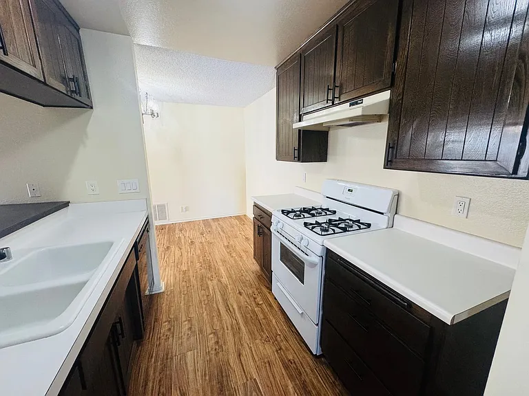 170 W Ripley St — Photo 4