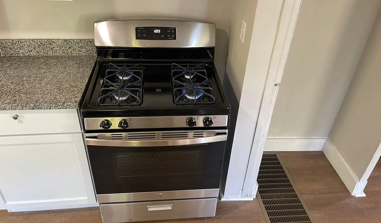 3 bed, 1.0 bath, 1337 sqft, $1,272 — Photo 4