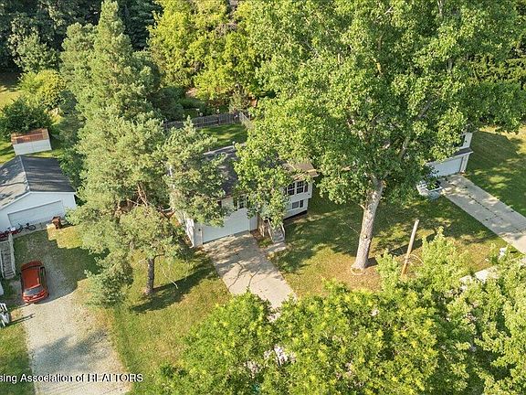 5th image of 2838 Risdale Ave