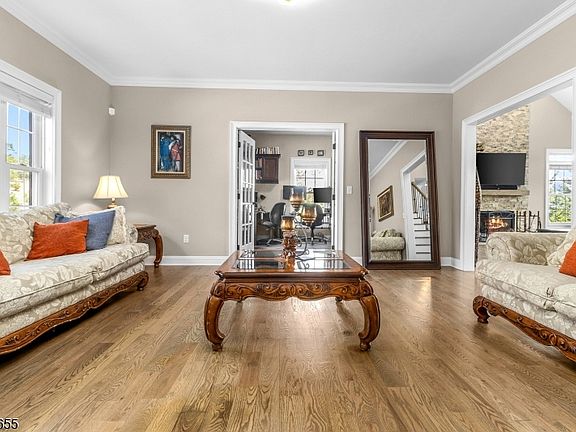 4th image of 1 Thames Ln