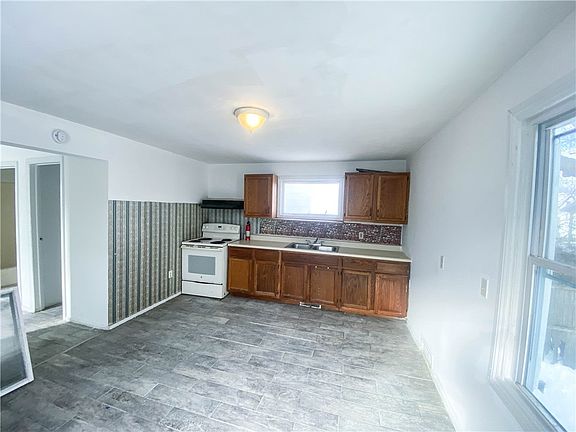 5th image of 26 Hertel St