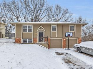 105 SW Gladstone Dr, Blue Springs, MO 64014