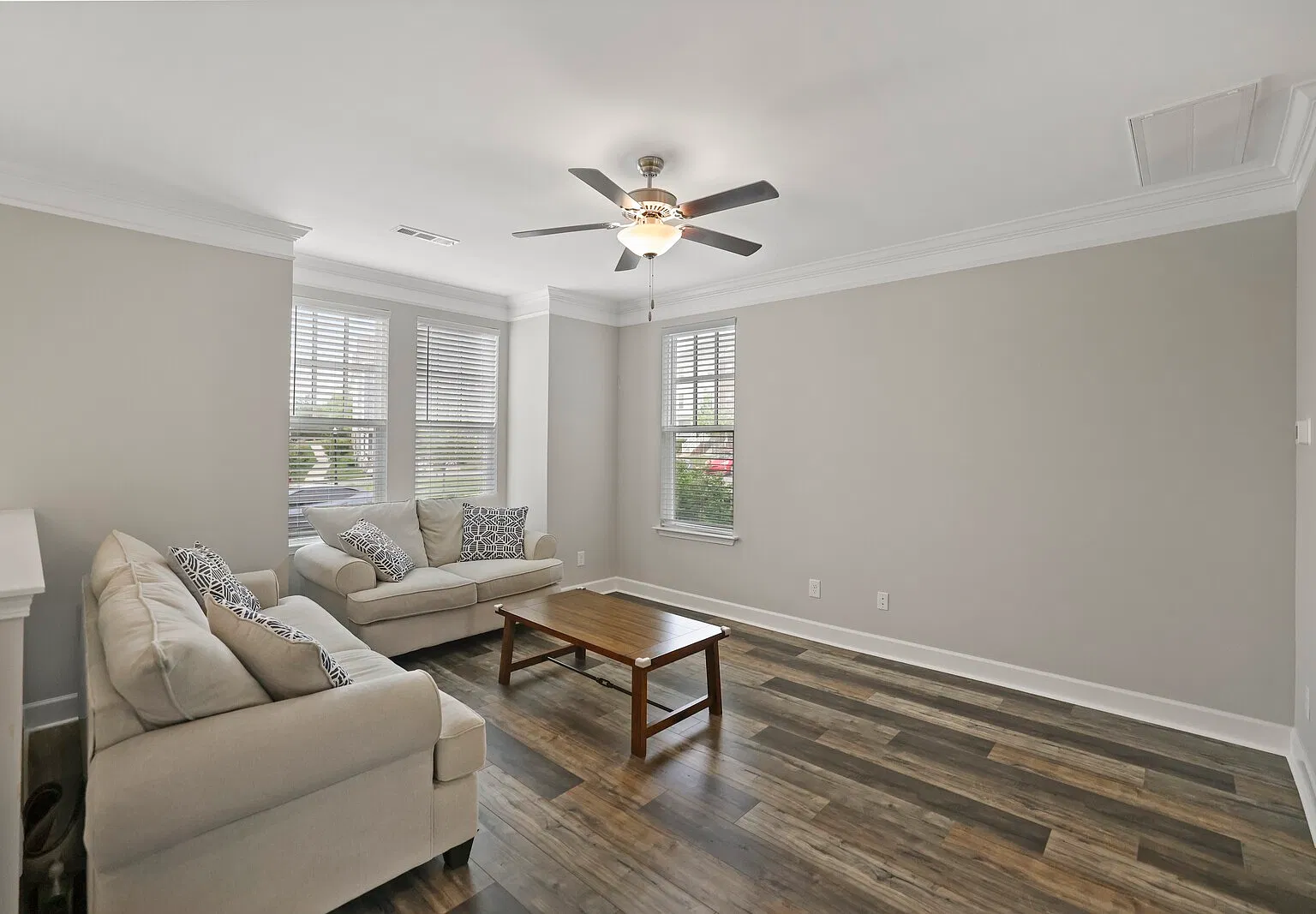 4 bed, 3.5 bath, 2326 sqft, $2,850 — Photo 4