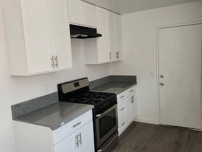 1119 W Broadway — Photo 2