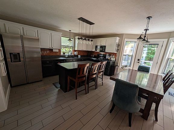 Kitchen & Dining