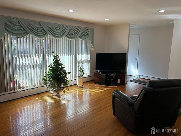 3rd image of 1471 Thomas Ave