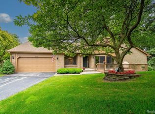 2135 London Bridge Dr, Rochester, MI 48307