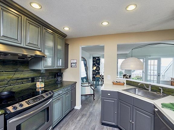 4th image of 432 Humphrey St APT 21