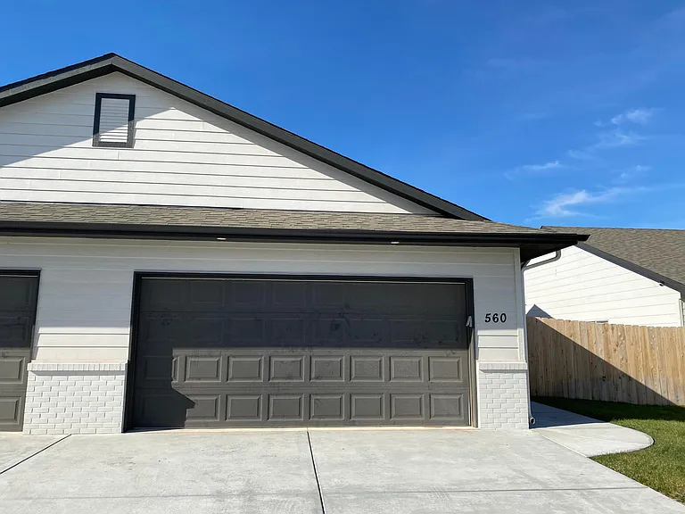 560 E Martens Dr — Photo 1