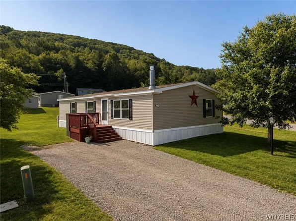 132 Valley Dr, Great Valley, NY 14741