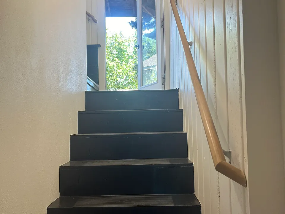 Entrance down to unit