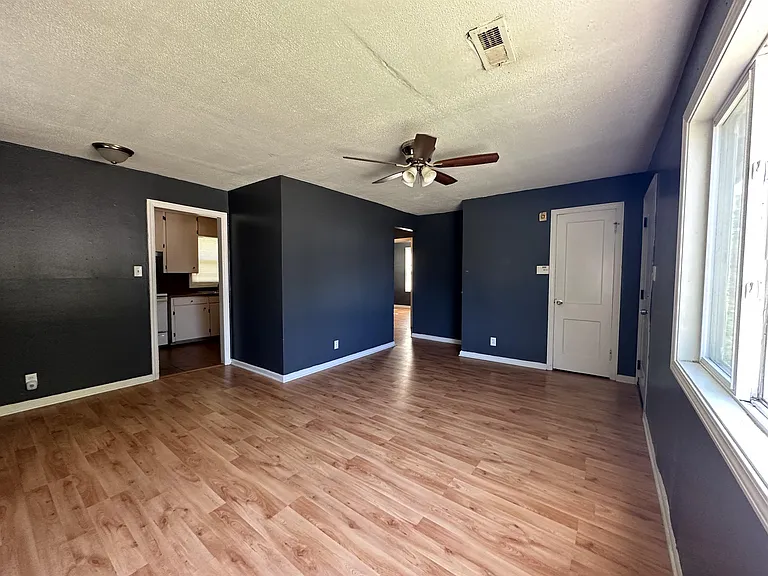 1332 N Erie St — Photo 22