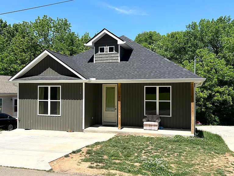 729 Ingersoll Ave — Photo 1