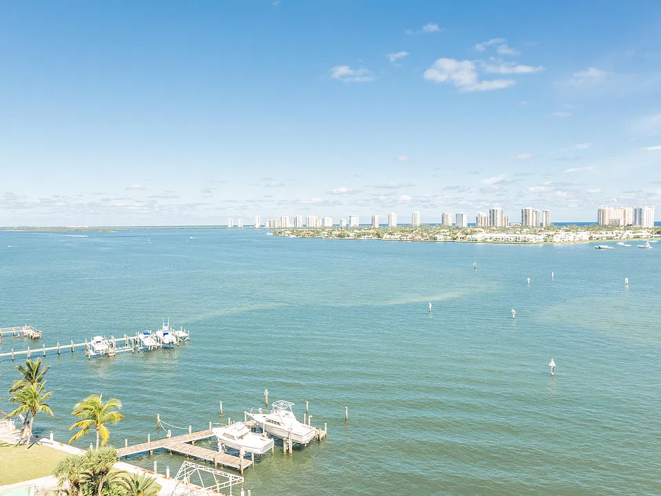 2650 Lake Shore Dr #805