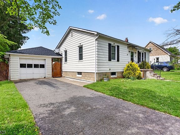 2nd image of 515 Lynda Rd