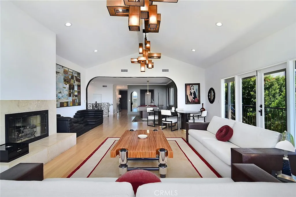 6 bed, 5.5 bath, 4734 sqft, $15,000 — Photo 4