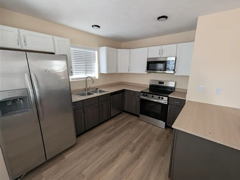 300 Geraldine Loop SE #A — Photo 1