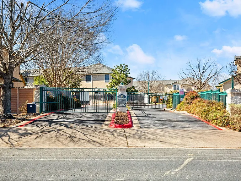 2100 Pipers Field Dr #33 — Photo 22